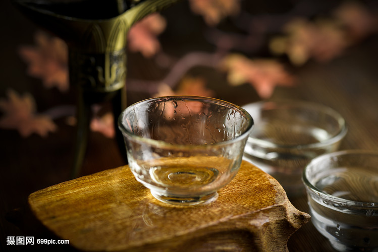 白酒挂杯效果图