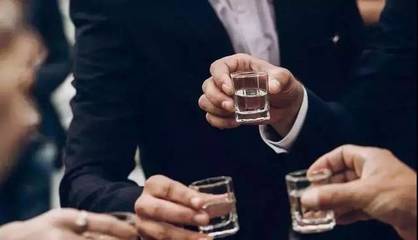 为何聚会只喝酱香型白酒,喝的是健康,品的是情谊!